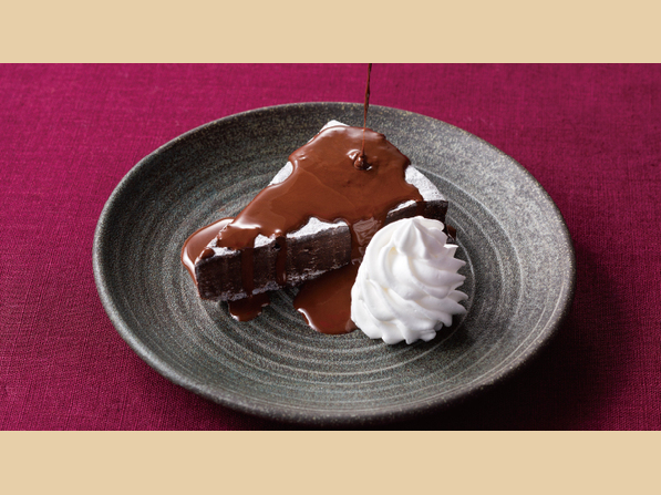 チョコオンチョコレートケーキ（ホイップクリーム添え）