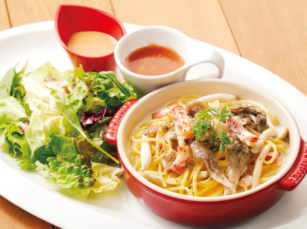 きのことベーコンのポルチーニクリームパスタ（スープ付）