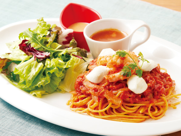 海老とモッツァレラチーズのトマトパスタ（スープ付）