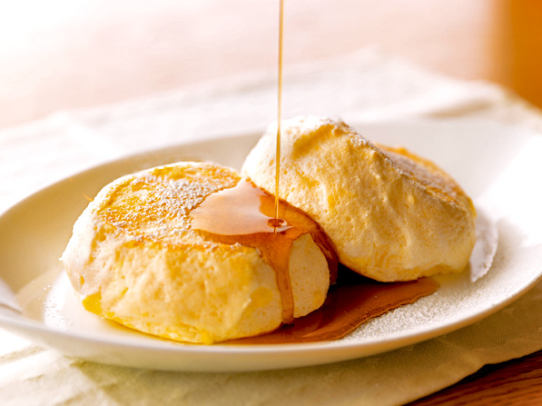 “むさしの森珈琲特製”　ふわっとろパンケーキ（蜂蜜入メイプルシロップ添え）