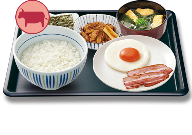 目玉焼き牛小鉢ベーコン朝食