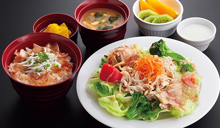蒸し鶏のゴマだれサラダと釜揚げしらす丼