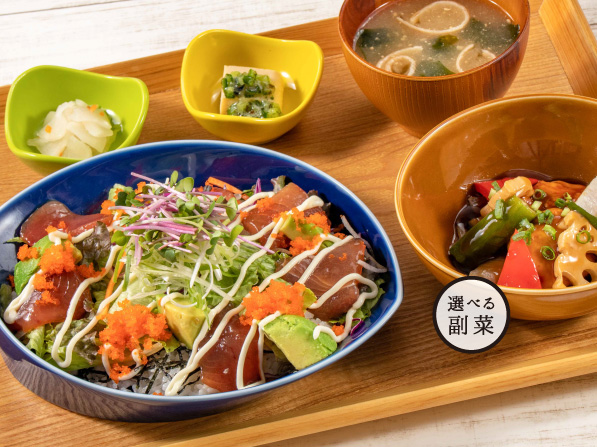 焼津港まぐろとアボカドのサラダご飯
