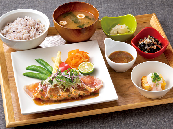 薬味たっぷり　びんちょう鮪のレアステーキ　大葉香る、和風香味野菜ソース