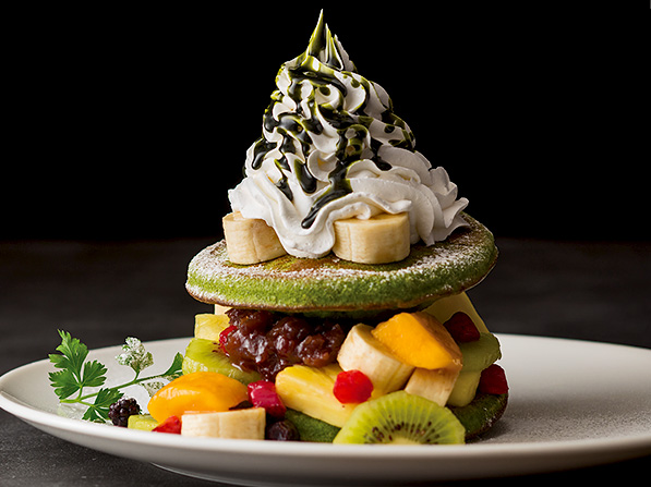 抹茶パンケーキのフルーツサンドホイップタワー