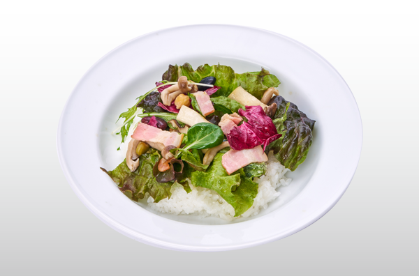 ジャンボ村特産の新鮮野菜をふんだんに使ったランランサラダ丼